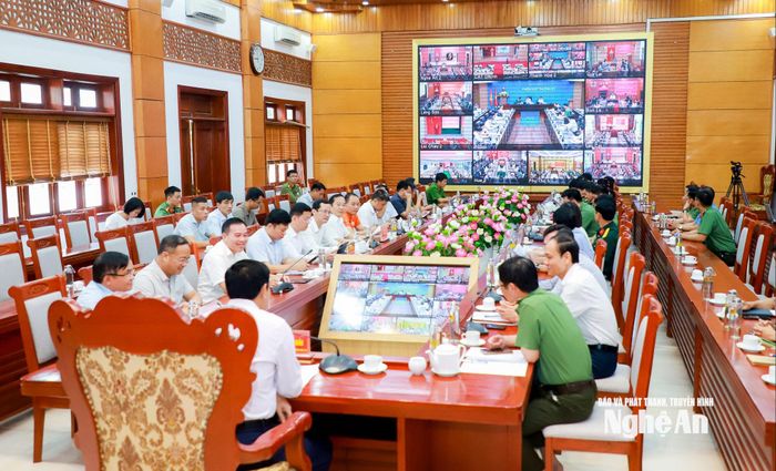 Các đại biểu theo dõi phiên họp từ điểm cầu tỉnh Nghệ An. Ảnh: Thành Duy