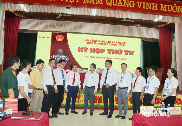 Các đại biểu trao đổi bên lề kỳ họp.