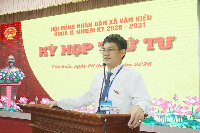 Đồng chí Chu Bá Long - Bí thư Đảng ủy, Chủ tịch HĐND xã Văn Kiều phát biểu tại kỳ họp.
