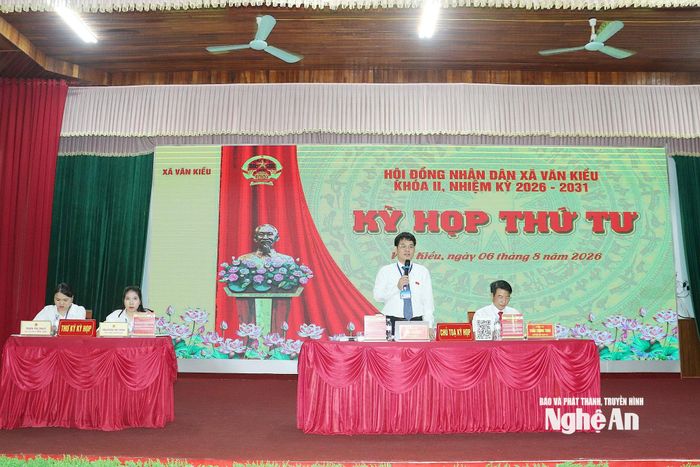 Chủ tọa điều hành kỳ họp.