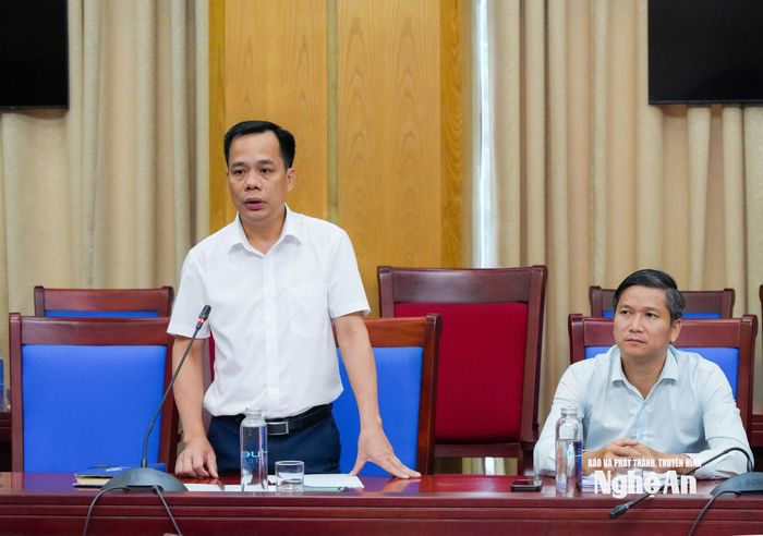 Phó Giám đốc Sở Văn hóa, Thể thao và Du lịch Bùi Công Vinh phát biểu tại cuộc họp. Ảnh: T.L