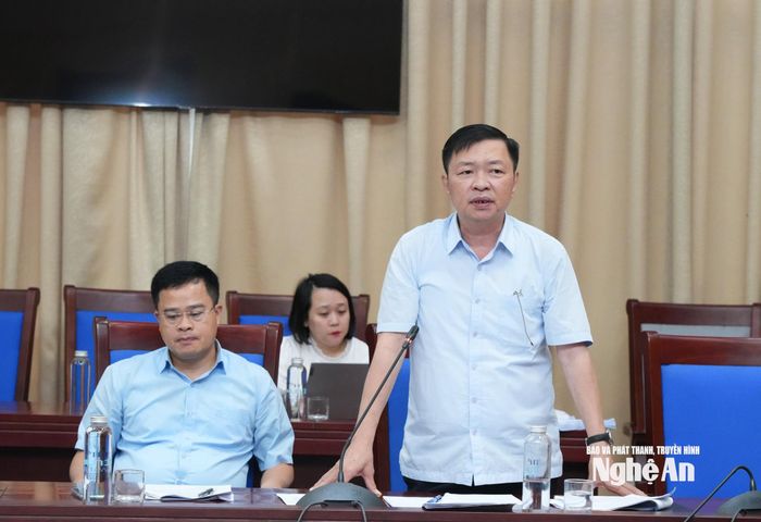 Phó Giám đốc Sở Tài chính Hồ Việt Dũng báo cáo dự thảo Nghị quyết. Ảnh: T.L