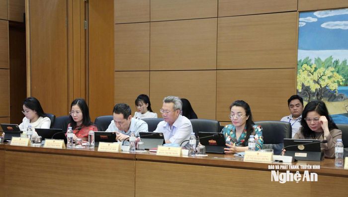 Đại biểu Quốc hội đoàn Nghệ An tham gia thảo luận tổ. Ảnh: Khánh Duy