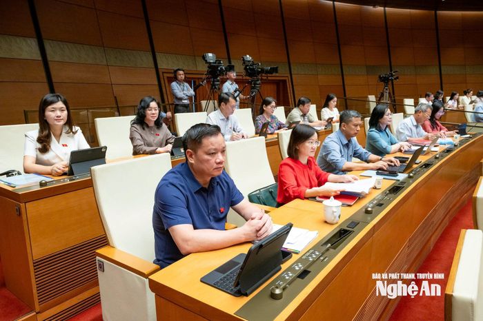 Đoàn ĐBQH tỉnh Nghệ An dự kỳ họp vào sáng 6/8. Ảnh: Viết Chung