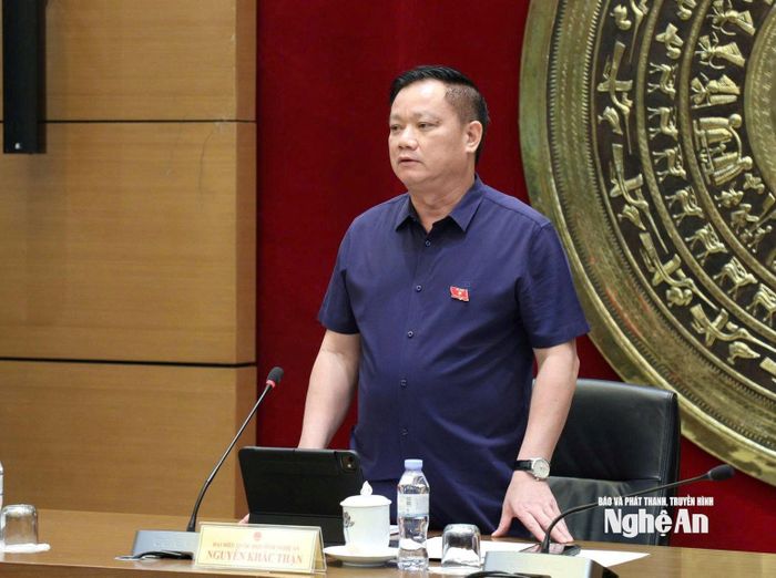 Đại biểu Nguyễn Khắc Thận - Bí thư Tỉnh ủy, Trưởng đoàn ĐBQH tỉnh Nghệ An tham gia thảo luận tổ. Ảnh: Khánh Duy