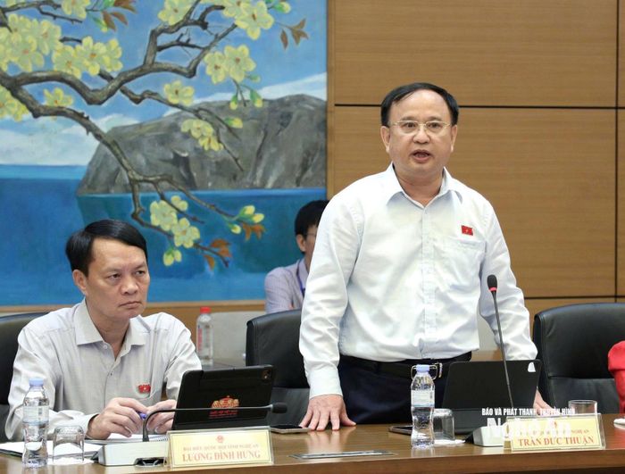 Đại biểu Trần Đức Thuận - Phó Chủ nhiệm Ủy ban Quốc phòng, An ninh và Đối ngoại của Quốc hội tham gia thảo luận tổ. Ảnh: Khánh Duy