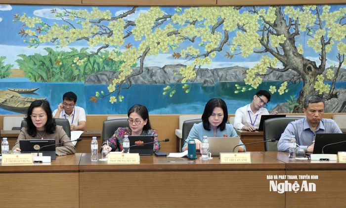 Đại biểu Quốc hội đoàn Nghệ An tham gia thảo luận tổ. Ảnh: Khánh Duy