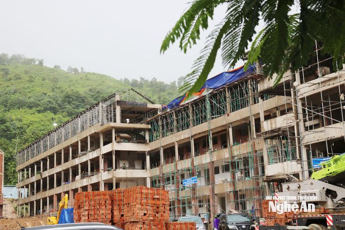 Một số dãy nhà tại Trường Phổ thông nội trú liên cấp Tiểu học và Trung học cơ sở tại xã Bắc Lý bắt đầu bước vào giai đoạn hoàn thiện. Ảnh: Nguyễn Nam
