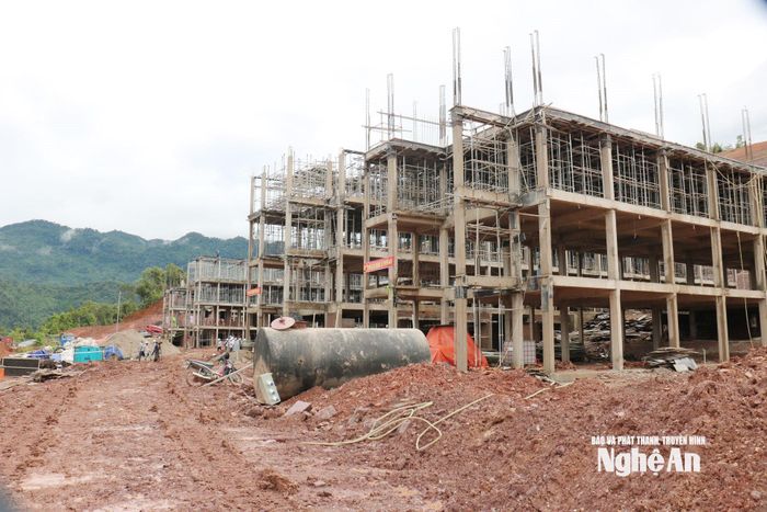 Các nhà thầu, đơn vị thi công đang tăng tốc phấn đấu về đích đúng thời hạn, kịp khai giảng năm học mới 2026-2027. Ảnh: Nguyễn Nam