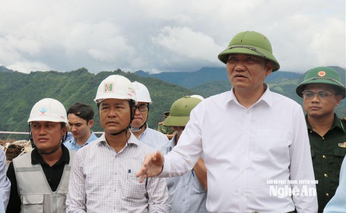 Đồng chí Hoàng Nghĩa Hiếu - Phó Bí thư Thường trực Tỉnh ủy, Chủ tịch HĐND tỉnh chỉ đạo các đơn vị thi công tập trung nhân lực, đẩy nhanh tiến độ theo đúng kế hoạch. Ảnh: Nguyễn Nam