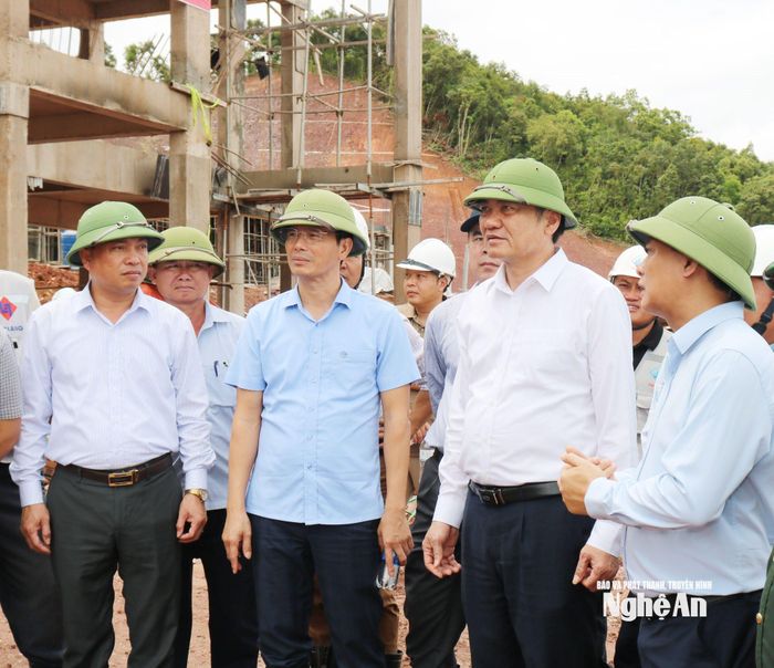 Chủ đầu tư báo cáo tiến độ xây dựng Trường Phổ thông nội trú liên cấp Tiểu học và Trung học cơ sở xã Nhôn Mai tại hiện trường với đoàn công tác. Ảnh: Nguyễn Nam