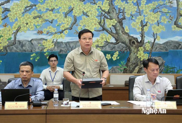 Đại biểu Ngô Nam Cường - Phó Tư lệnh Quân khu 4 tham gia phiên thảo luận tổ. Ảnh: Khánh Duy