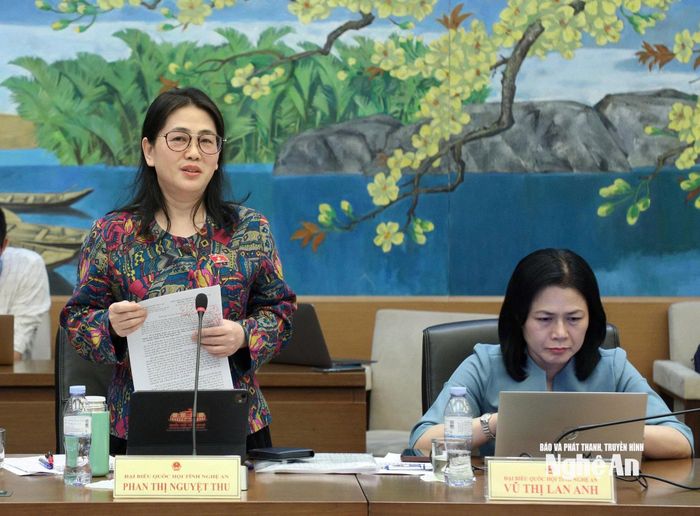 Đại biểu Phan Thị Nguyệt Thu - Chánh án Tòa án nhân dân tỉnh tham gia phiên thảo luận tổ. Ảnh: Khánh Duy