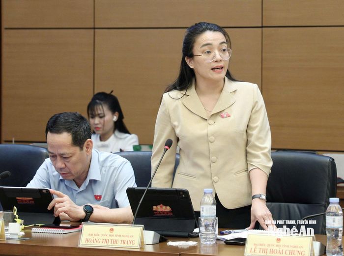 Đại biểu Hoàng Thị Thu Trang - Giám đốc Sở Tư pháp tham gia thảo luận tổ. Ảnh: Khánh Duy