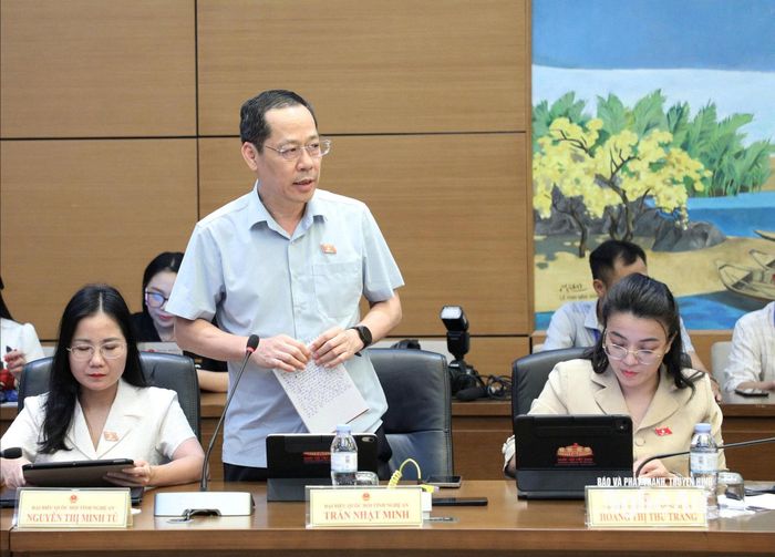 Đại biểu Quốc hội chuyên trách Trần Nhật Minh tham gia thảo luận tổ. Ảnh: Khánh Duy