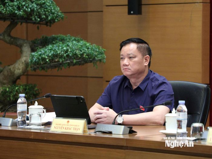 Đồng chí Nguyễn Khắc Thận - Ủy viên Trung ương Đảng, Bí thư Tỉnh ủy, Trưởng đoàn ĐBQH tỉnh Nghệ An điều hành thảo luận tổ. Ảnh: Duy Khánh