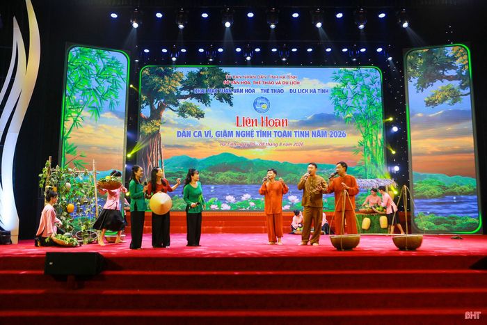 Bé Nguyễn Ngọc Gia Hân (thành viên đội xã Toàn Lưu) tự tin biểu diễn cùng bố và các cô chú trên sân khấu.
