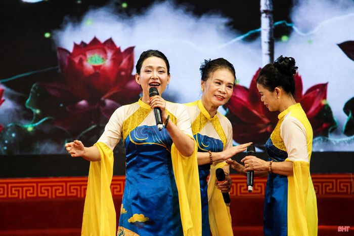 Hoạt cảnh "Tỉnh thành bát cảnh" của phường Thành Sen.