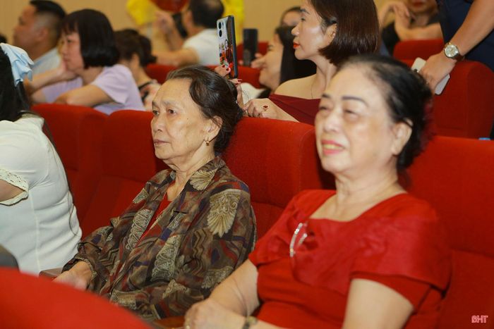 Khán giả chăm chú theo dõi chương trình.