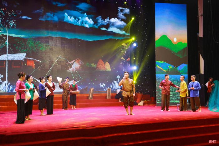 Tiết mục "Ngược ngàn" của CLB Dân ca Ví, Giặm xã Sơn Tây.