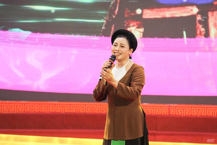 Nghệ nhân Thùy Diễm - CLB Dân ca Ví, Giặm xã Tiên Điền biểu diễn trong đêm khai mạc.