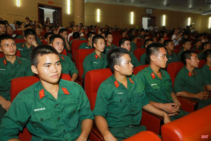 Các chiến sĩ trẻ của Trung đoàn 841 (Bộ CHQS tỉnh Hà Tĩnh) chăm chú theo dõi đêm khai mạc liên hoan.