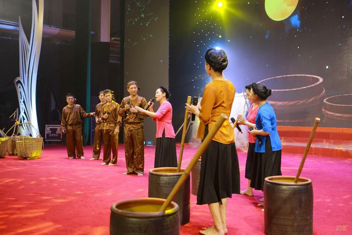 Các tiết mục được đầu tư công phu từ đạo cụ sân khấu, phục trang đến cách bài trí. Trong ảnh: Không gian diễn xướng "Muối mắm nên duyên" của CLB Dân ca Ví, Giặm xã Kỳ Văn.