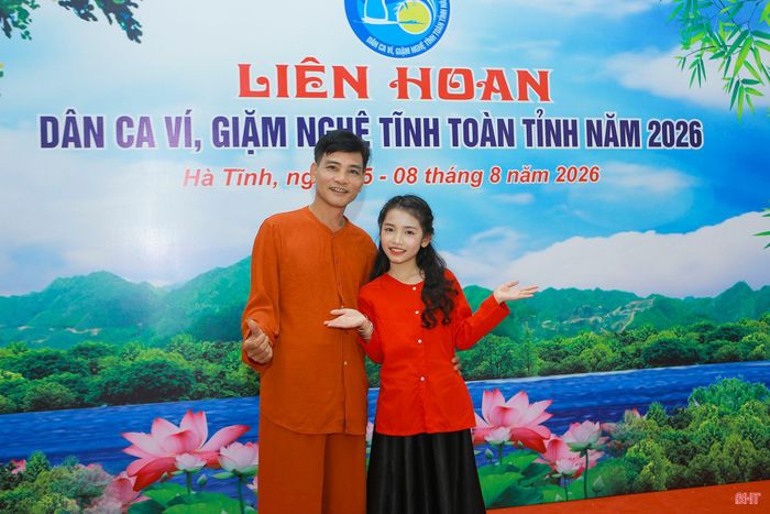 Hai bố con anh Nguyễn Văn Tính và Gia Hân sau màn biểu diễn.