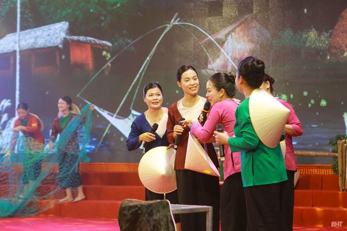 Các diễn viên trẻ CLB Dân ca Ví, Giặm xã Sơn Tây biểu diễn trong tiết mục đêm khai mạc liên hoan.