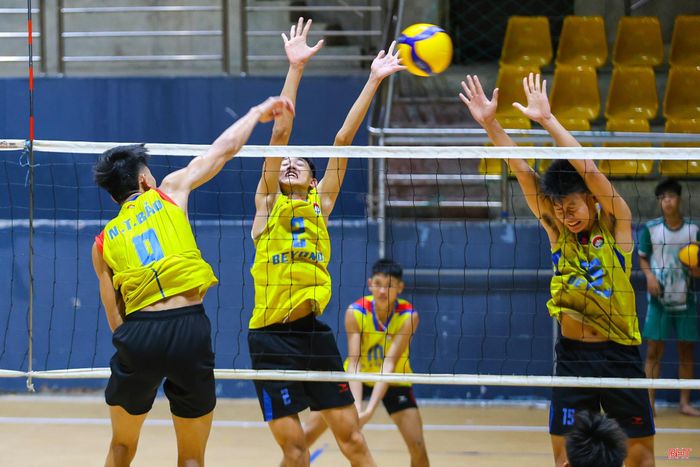  HLV Phạm Quang Dũng chia sẻ: "Thời gian qua, toàn đội đã nỗ lực tập luyện, cải thiện những điểm yếu, tăng cường thể lực cùng các mảng miếng tấn công. Được thi đấu trên sân nhà là lợi thế để các cầu thủ thi đấu hưng phấn hơn. Đội quyết tâm lọt tốp 6 đội mạnh nhất giải ở nội dung nam". 