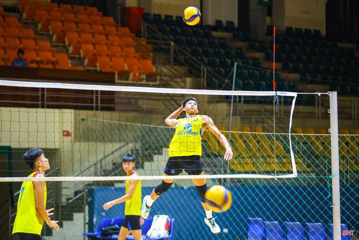 Giải Bóng chuyền vô địch trẻ quốc gia 2026 có ý nghĩa quan trọng trong công tác phát hiện, đào tạo và bồi dưỡng lực lượng kế cận cho bóng chuyền Việt Nam. Đối với trẻ Hà Tĩnh, giải không chỉ là cơ hội để hướng đến thành tích mà còn là dịp để các VĐV khẳng định sự trưởng thành sau quá trình tập luyện và thi đấu.