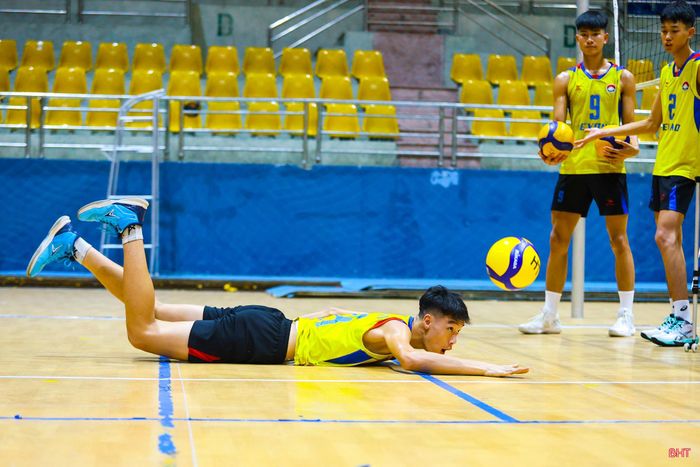Bên cạnh việc củng cố hệ thống chiến thuật, các cầu thủ trẻ cũng được chú trọng nâng cao khả năng xử lý tình huống, duy trì sự ổn định trong khâu phòng ngự và tấn công. Tinh thần hứng khởi cùng quyết tâm cao của toàn đội là tín hiệu tích cực trước ngày bước vào sân chơi quan trọng nhất dành cho lứa VĐV trẻ trong năm.