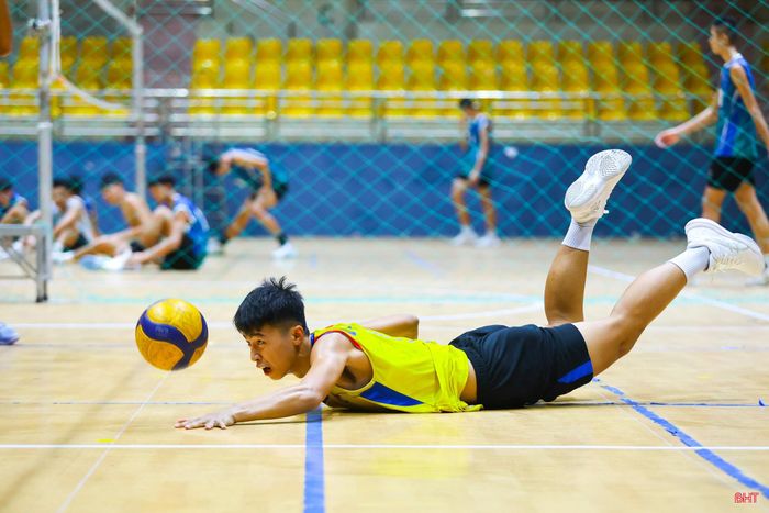 Các bài tập bắt bước một được thực hiện với cường độ cao nhằm nâng cao khả năng đỡ phát bóng và tổ chức tấn công. Ở khu vực giữa sân, các chuyền hai liên tục phối hợp cùng chủ công và phụ công, rèn những miếng đánh nhanh và các phương án tấn công đa dạng.