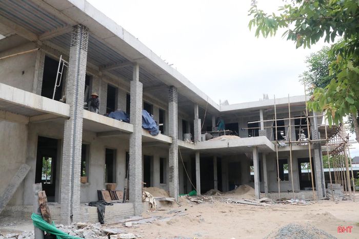 Công trình nhà học 2 tầng, 6 phòng học ở Trường THCS thị trấn Cẩm Xuyên đang phấn đấu về đích trước năm học mới.