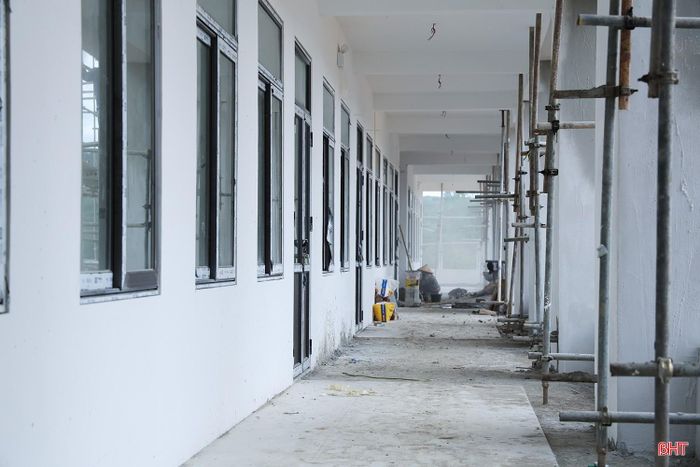 Ngôi trường với tổng mức đầu tư 140,7 tỷ đồng, quy mô 31 lớp học cùng hệ thống nhà học, nhà bộ môn, khu nội trú, nhà đa năng, nhà ăn... đang dần hiện hữu, đáp ứng nhu cầu học tập cho hơn 1.300 học sinh.