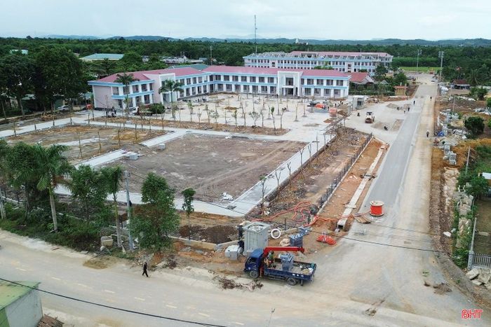 Tại công trình Trường Phổ thông Nội trú liên cấp TH&amp;THCS Hương Khê, nhịp độ thi công cũng đang được đẩy lên mức cao nhất. Trên công trường, nhà thầu huy động hơn 200 công nhân và nhiều máy móc để tổ chức thi công theo phương án "3 ca, 4 kíp".