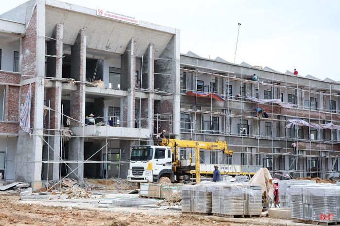  Ông Vũ Song Hào - Phó Tổng Giám đốc Công ty Cổ phần Thi công cơ giới xây lắp (TP Hà Nội) chia sẻ: "Tranh thủ những lúc thời tiết thuận lợi, chúng tôi tập trung đẩy nhanh các hạng mục ngoài nhà, đồng thời triển khai hoàn thiện khu vực bên trong. Nhà thầu cũng chủ động bố trí các mũi thi công, tăng cường nhân lực, phấn đấu hoàn thành công trình đúng kế hoạch, bảo đảm chất lượng để học sinh sớm có ngôi trường khang trang trước năm học mới". 