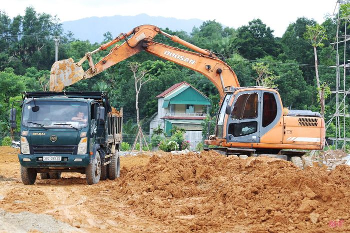Ngày khai giảng năm học mới đang đến gần cũng là lúc các công trường học nội trú vùng biên gấp rút hoàn thiện các hạng mục.