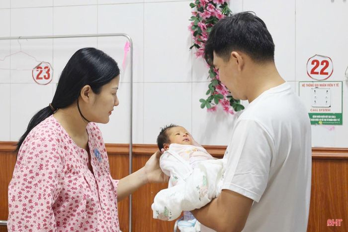 Sự đồng hành của anh Nguyễn Văn Ngọc Anh đã giúp vợ tự tin hơn trên hành trình nuôi con bằng sữa mẹ.