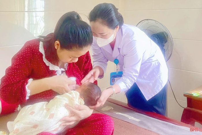  Nhân viên y tế hỗ trợ sản phụ cho con bú sữa mẹ đúng cách. Ảnh: Trạm Y tế phường Hà Huy Tập. 