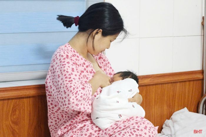  Việc bú sớm giúp trẻ hấp thu nguồn sữa non giàu kháng thể, tăng cường miễn dịch... 