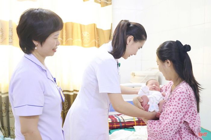 Với sự tư vấn, hướng dẫn nhiệt tình của các y, bác sĩ, chị Nguyễn Thị Hà Giang đã duy trì tốt việc cho con bú hoàn toàn bằng sữa mẹ.