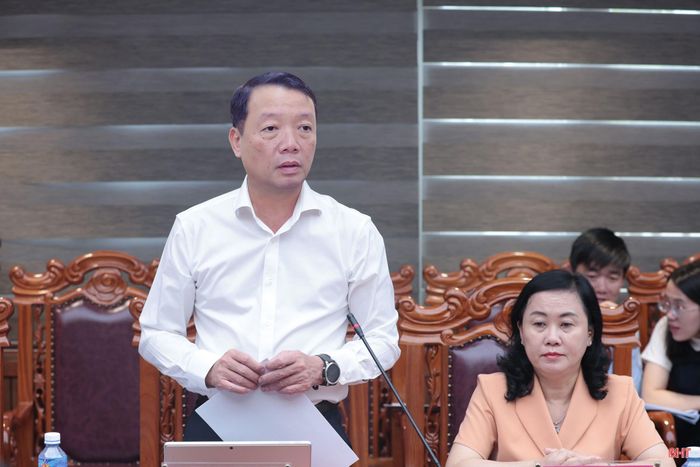 Đồng chí Phan Thiên Định - Phó Bí thư Tỉnh ủy, Chủ tịch UBND tỉnh Hà Tĩnh phát biểu tại hội nghị.