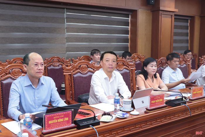 Đồng chí Nguyễn Hồng Lĩnh - Phó Bí thư Thường trực Tỉnh ủy, Chủ tịch HĐND tỉnh; đồng chí Phan Thiên Định - Phó Bí thư Tỉnh ủy, Chủ tịch UBND tỉnh cùng các đồng chí Ủy viên BTV Tỉnh ủy tham dự hội nghị.