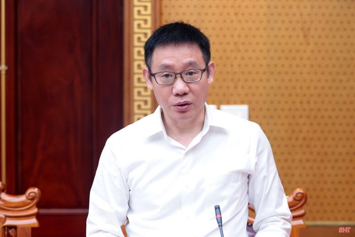 Đồng chí Lê Việt Trung - Phó Vụ trưởng Vụ Nghiên cứu khoa học tổ chức, cán bộ - Ban Tổ chức Trung ương công bố quyết định kiểm tra, giám sát đợt 3 của Bộ Chính trị, Ban Bí thư đối với Ban Thường vụ Tỉnh ủy Hà Tĩnh.