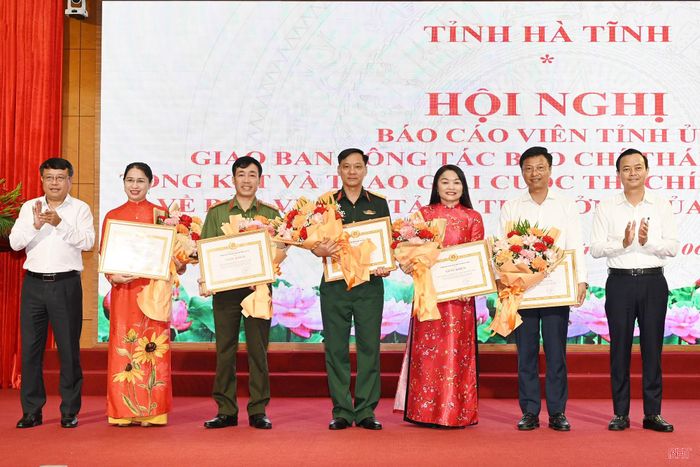 Các đồng chí lãnh đạo tỉnh trao giấy khen cho 5 tập thể có thành tích xuất sắc trong tổ chức triển khai và tham gia cuộc thi cấp tỉnh.