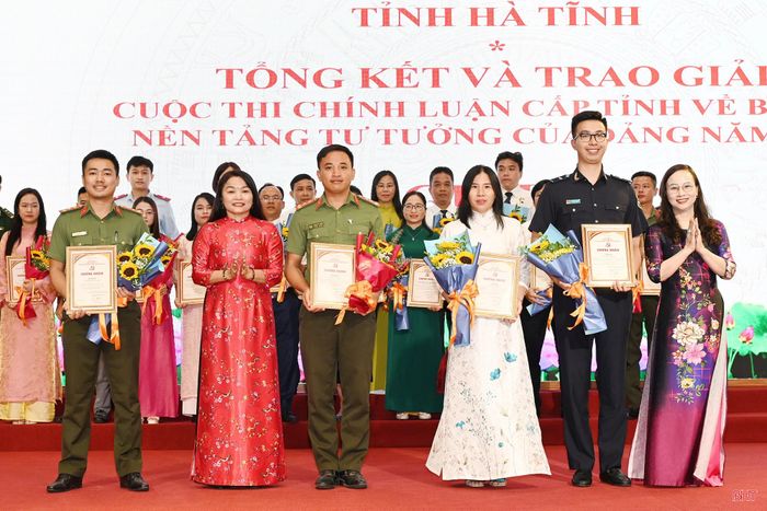 Đại diện lãnh đạo các đơn vị trao giải B...