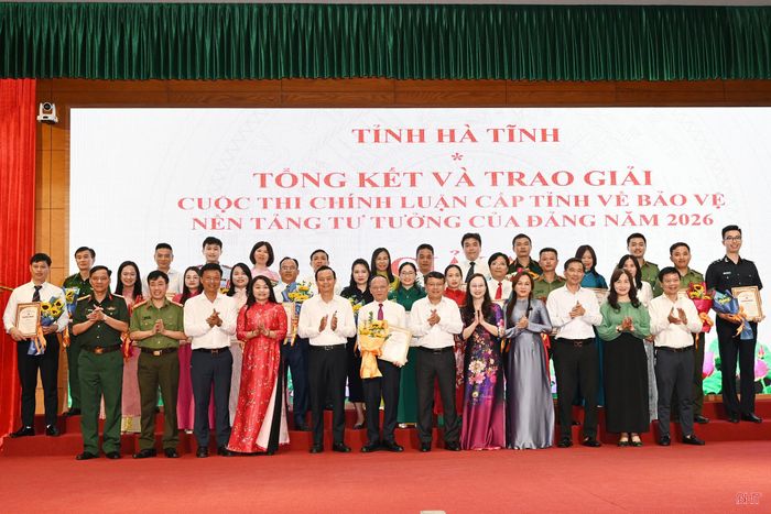 Các đồng chí lãnh đạo tỉnh, Ban Tổ chức cuộc thi tặng hoa chúc mừng các tác giả, nhóm tác giả đạt giải.