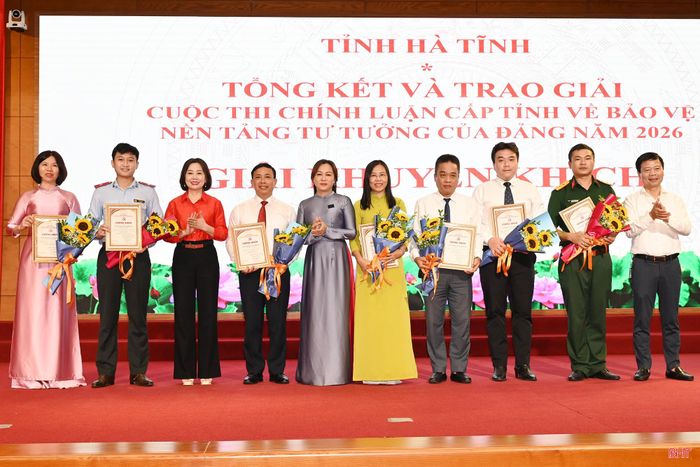 ... và giải Khuyến khích cho các tác giả, nhóm tác giả.
