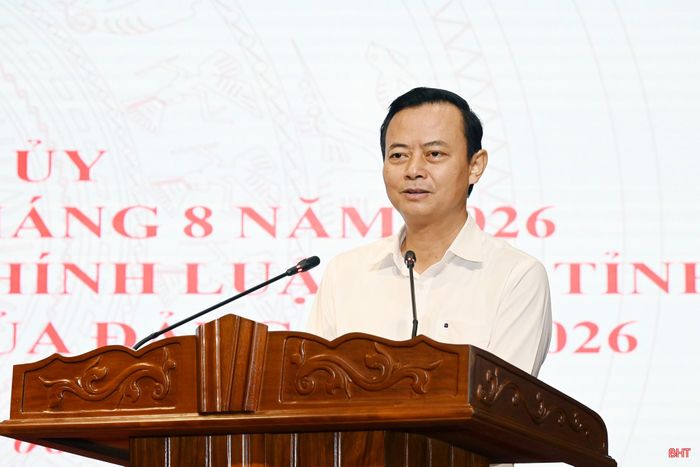 Đồng chí Hà Văn Hùng - Trưởng ban Tuyên giáo và Dân vận Tỉnh ủy phát biểu kết luận hội nghị.